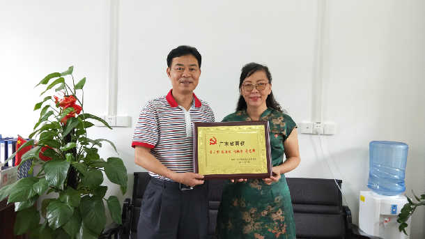 林宇为色情网
法学系教工党支部授牌.JPG